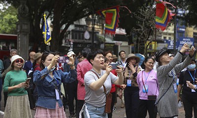 Returning Chinese tourists tour Hanoi, HCMC 2023